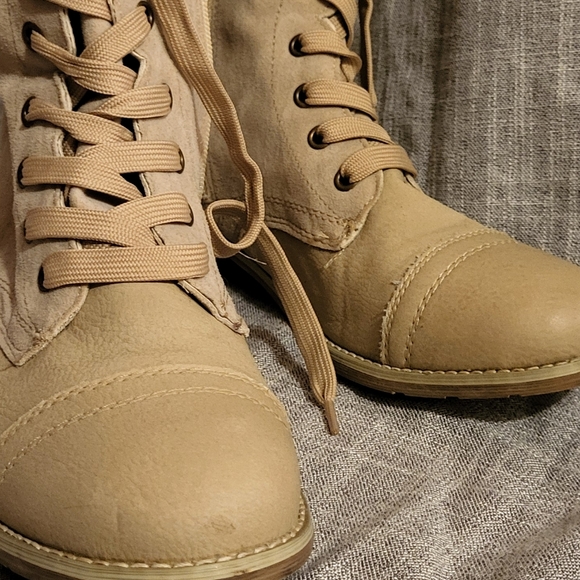 Wanted Shoes Women's  Beige Boots Size 9 like new combat lace up ankle - Picture 9 of 9